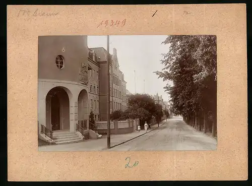 Fotografie Brück & Sohn Meissen, Ansicht Grimma i. Sa., Blick in die Schröderstrasse mit Wohnhäusern