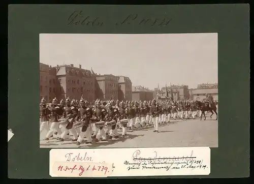 Fotografie Brück & Sohn Meissen, Ansicht Döbeln i. Sa., Abmarsch der Fahnenkompanie 11. Infanterie Regiment Nr. 139