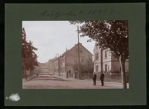 Fotografie Brück & Sohn Meissen, Ansicht Mutzschen, Blick in die Bahnhofstrasse mit Wohnhäusern, zwei junge Herren, Dandy
