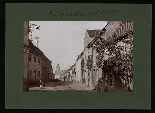 Fotografie Brück & Sohn Meissen, Ansicht Mutzschen, Hauptstrasse mit Blick zur Kirche