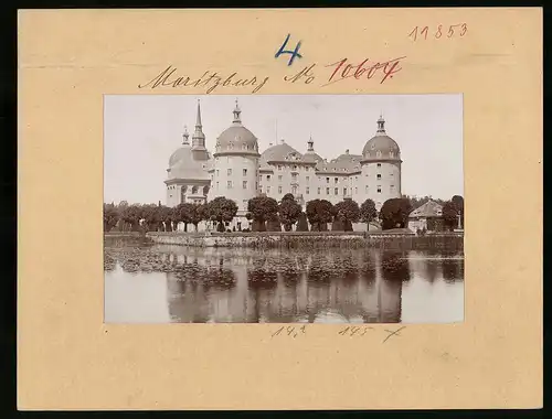 Fotografie Brück & Sohn Meissen, Ansicht Moritzburg, Blick auf das Jagdschloss Moritzburg, Wasserschloss