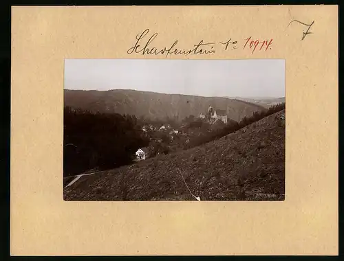 Fotografie Brück & Sohn Meissen, Ansicht Scharfenstein im Zschopautal, Blick in das Tal mit dem Schloss Scharfenstein
