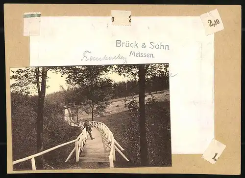 Fotografie Brück & Sohn Meissen, Ansicht Frankenberg i. Sa., junger Knabe am Eingang zum Lützeltal