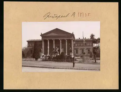 Fotografie Brück & Sohn Meissen, Ansicht Budapest, Blick auf das Künstlerhaus mit Statuen