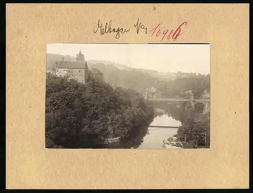 Fotografie Brück & Sohn Meissen, Ansicht Elbogen, Partie am Fluss mit Schloss und Kettenbrücke