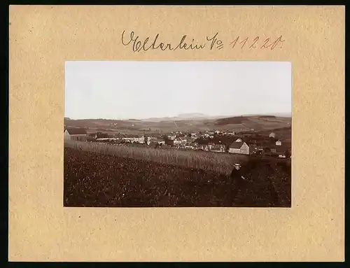 Fotografie Brück & Sohn Meissen, Ansicht Elterlein i. Erzg., Knabe sitzt im Feld mit Blick zum Ort