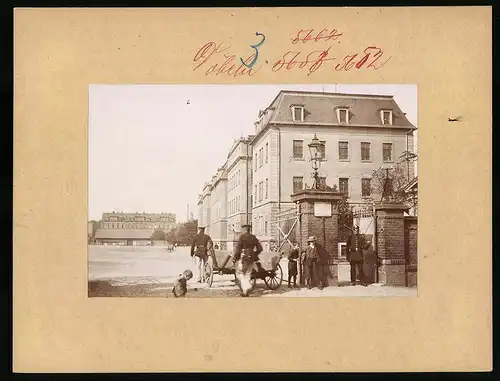 Fotografie Brück & Sohn Meissen, Ansicht Döbeln, Wachsoldat vor der König-Albert-Kaserne