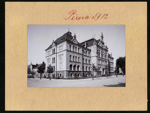 Fotografie Brück & Sohn Meissen, Ansicht Pirna, Strassenecke an der Realschule, Schule, Schulhaus