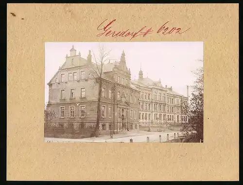 Fotografie Brück & Sohn Meissen, Ansicht Gersdorf Bez. Chemnitz, Rathaus und Central-Schule, Schulhaus