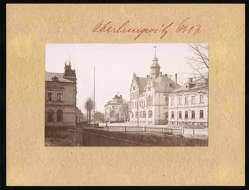 Fotografie Brück & Sohn Meissen, Ansicht Oberlungwitz, Rathaus & Sparkasse mit Strassenansicht