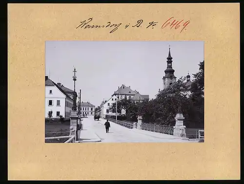 Fotografie Brück & Sohn Meissen, Ansicht Warnsdorf / Böhmen, Rathausstrasse mit Brücke & katholischer Kirche