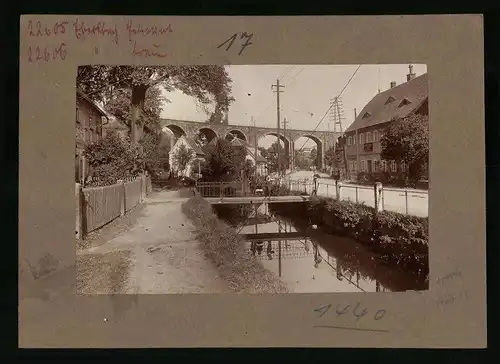 Fotografie Brück & Sohn Meissen, Ansicht Ebersbach i. Sa., Hauptstrasse mit Eisenbahn-Viadukt & Geschäftshaus