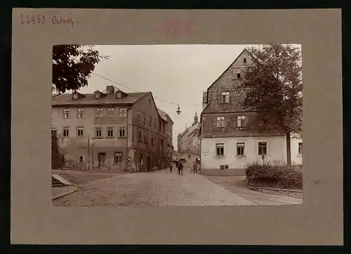 Fotografie Brück & Sohn Meissen, Ansicht Adorf i. V., Hauptstrasse mit Gasthaus Zum Schwarzen Bär