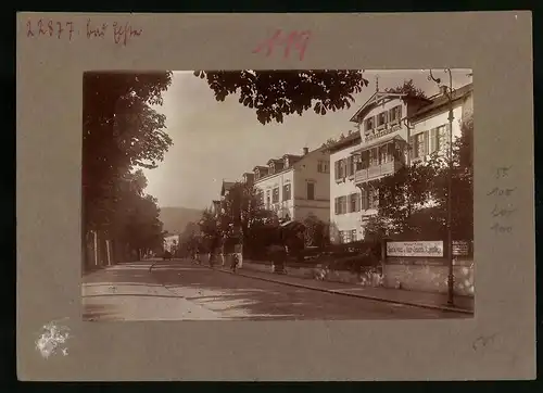 Fotografie Brück & Sohn Meissen, Ansicht Bad Elster, Heinkstrasse mit Schweizer Haus & Reklame Friseur M. Obst