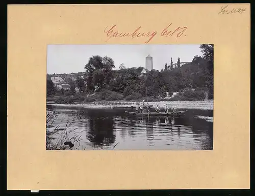 Fotografie Brück & Sohn Meissen, Ansicht Camburg a. Saale, Knaben im Boot auf der Saale mit Blick zum Schlossturm