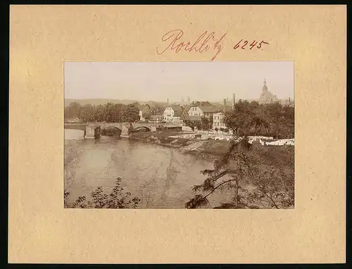 Fotografie Brück & Sohn Meissen, Ansicht Rochlitz, Blick über die Mulde mit Brücke auf die Stadt