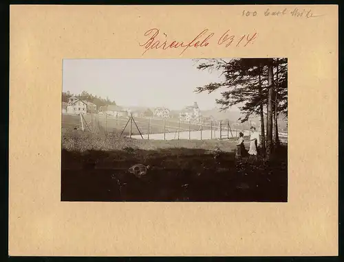 Fotografie Brück & Sohn Meissen, Ansicht Bärenfels, Blick vom Tennisplatz auf den Ort