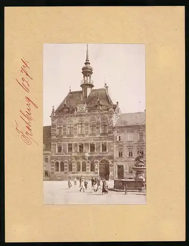 Fotografie Brück & Sohn Meissen, Ansicht Frohburg, Blick auf das Rathaus mit Brunnen und spielenden Kindern