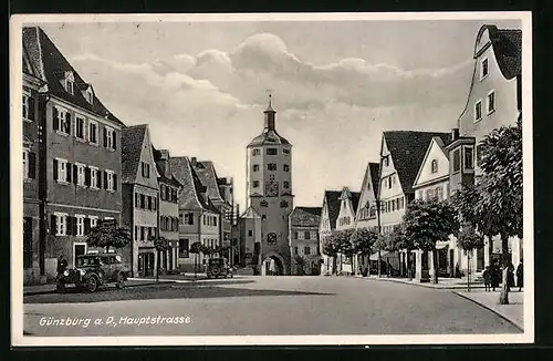 AK Günzburg a. D., Hauptstrasse mit Auto und Tor