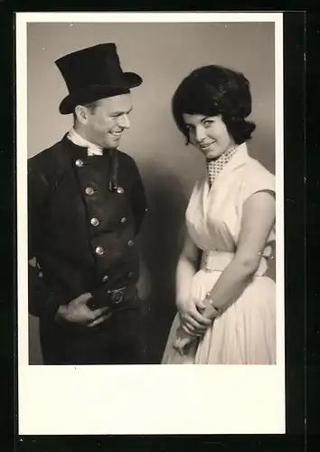 Foto-AK Schornsteinfeger neben Dame im Kleid