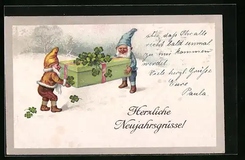 Künstler-AK Neujahrsgrüsse, Zwerge mit Geschenk und Kleeblättern