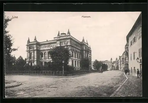 AK Linz a. d. Donau, auf der Strasse am Museum