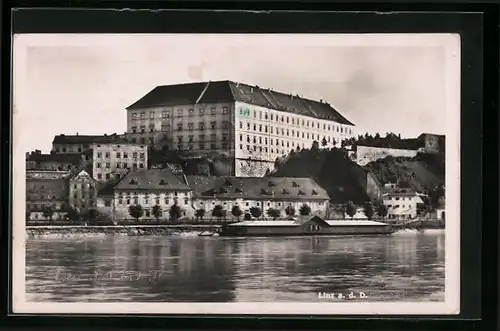 AK Linz a. d. Donau, das Schloss vom Donauufer gesehen