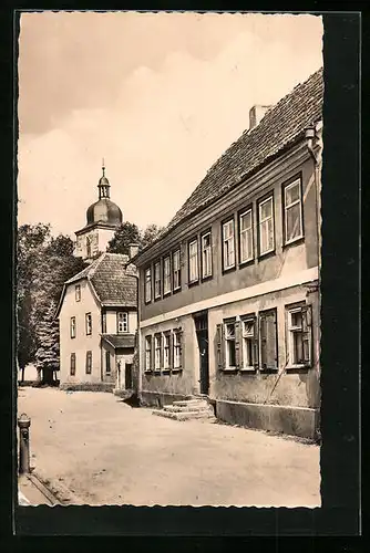 AK Gebesee i. Thür., vor einem Wohnhaus, der Kirchturm im Hintergrund