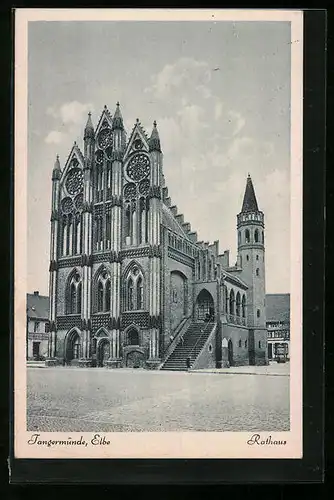 AK Tangermünde a. Elbe, auf dem Marktplatz vor dem Rathaus