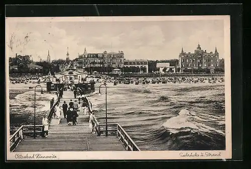 AK Zinnowitz, Passanten auf der Seebrücke und Blick auf den Strand