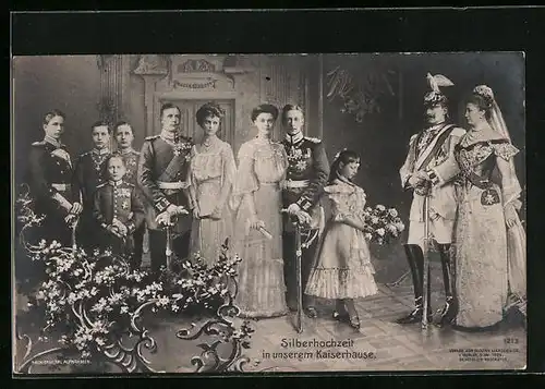 AK Kaiserin Auguste Victoria Königin von Preussen, gemeinsam mit dem kaiser und den Kindern zur Silberhochzeit