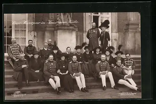 AK Kaiserin Auguste Victoria Königin von Preussen, die Kaiserfamilie sitzt auf der Treppe