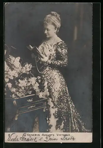 AK Kaiserin Auguste Victoria Königin von Preussen, stehend im Kleid in ein Buch vertieft