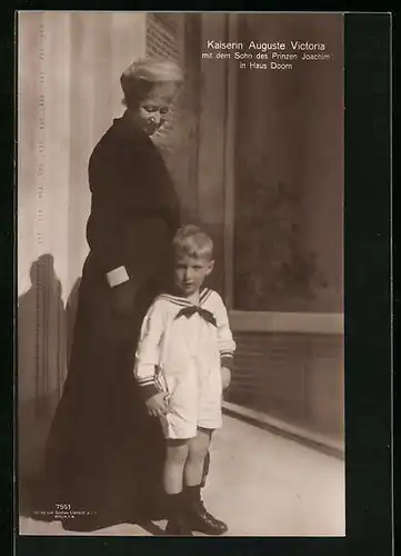 AK Kaiserin Auguste Victoria Königin von Preussen, gemeinsam mit dem Sohn des Prinzen Joachim in haus Doorn