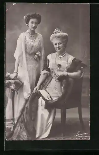 AK Kaiserin Auguste Victoria Königin von Preussen, sitzend mit Prinzessin