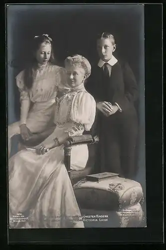 AK Kaiserin Auguste Victoria Königin von Preussen, im weissen Kleid mit ihren jüngsten Kindern
