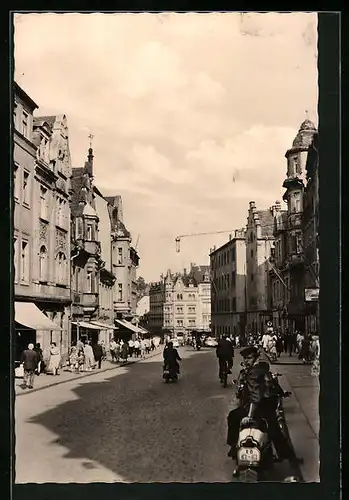 AK Mittweida i. Sa., Rochlitzerstrasse mit Mopedfahrern und Passanten