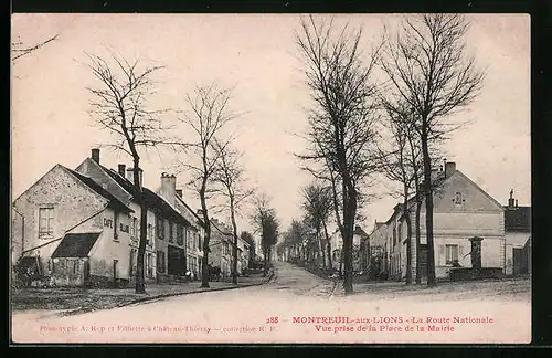 AK Montreuil-aux-Lions, la Route Nationale, Vue prise de la Place de la Mairie