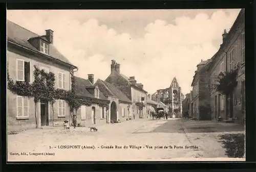 AK Longpont, Grande Rue du Village, Vue prise de la Porte fortifiée