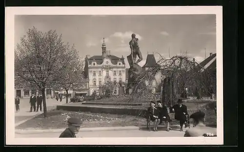 AK Beraun, Passanten am Denkmal