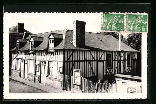 AK La Nöe-Poulain, l'Ecole et la Mairie