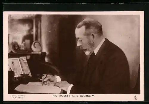 AK His Majesty King George V., am Schreibtisch sitzend