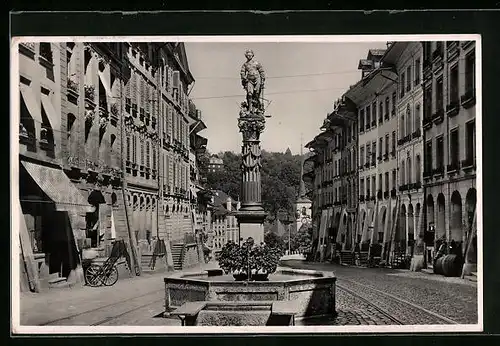 AK Bern, Gerechtigkeitsgasse mit Brunnen