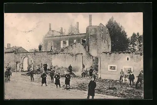 AK Arrancy, Soldaten vor einem zerstörten Haus