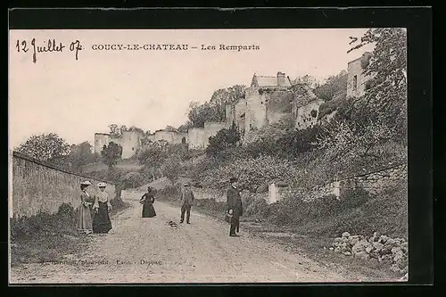 AK Coucy-le-Chateau, les Remparts