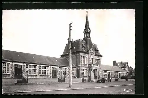 AK Flavy-le-Martel, Mairie et les Ecoles
