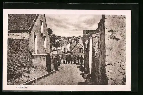 AK Craonne, Strassenpartie mit zerstörten Häusern und Soldaten