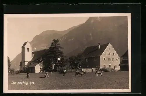 Foto-AK Luziensteig, Ortspartie mit Kirche und weidenden Kühen