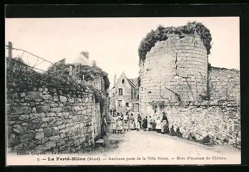 AK La Ferté-Milon, Ancienne porte de la Ville Haute, Murs d`enceinte du Château