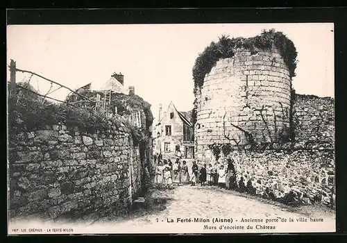 AK La Ferté-Milon, Ancienne porte de la ville haute, Murs d`enceinte du Château